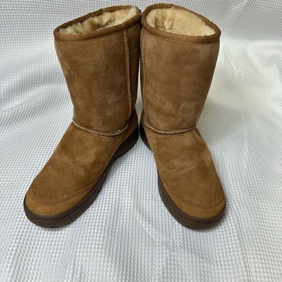 UGG size 6 Suede Chestnut Youth Girls US Size 6. A679 - Picture 1 of 8